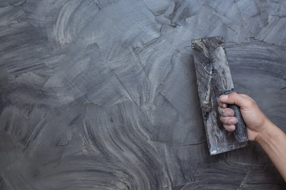 Aplicación de revestimiento decorativo con llana sobre pared